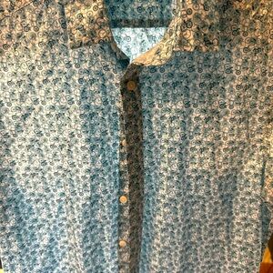 Untuck it size medium